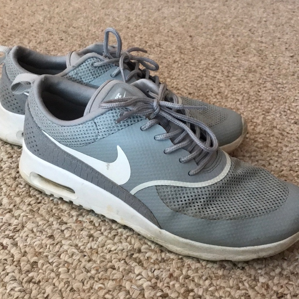grey nike tennis shoes/sneakers